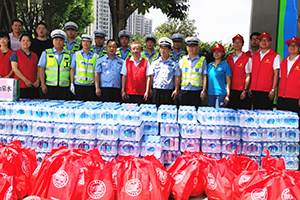 匯源集團夏日送清涼活動慰問一線交警.jpg